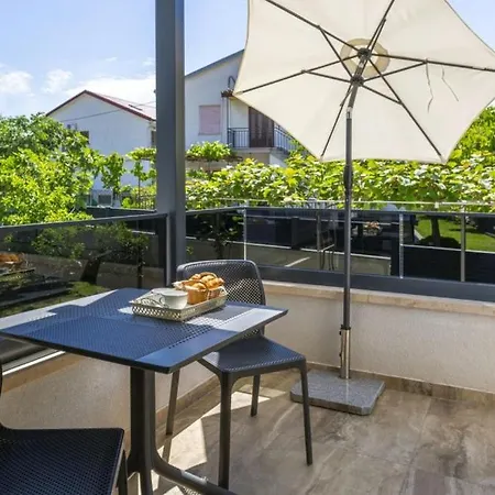 Estate 3 - Krk By Guide *